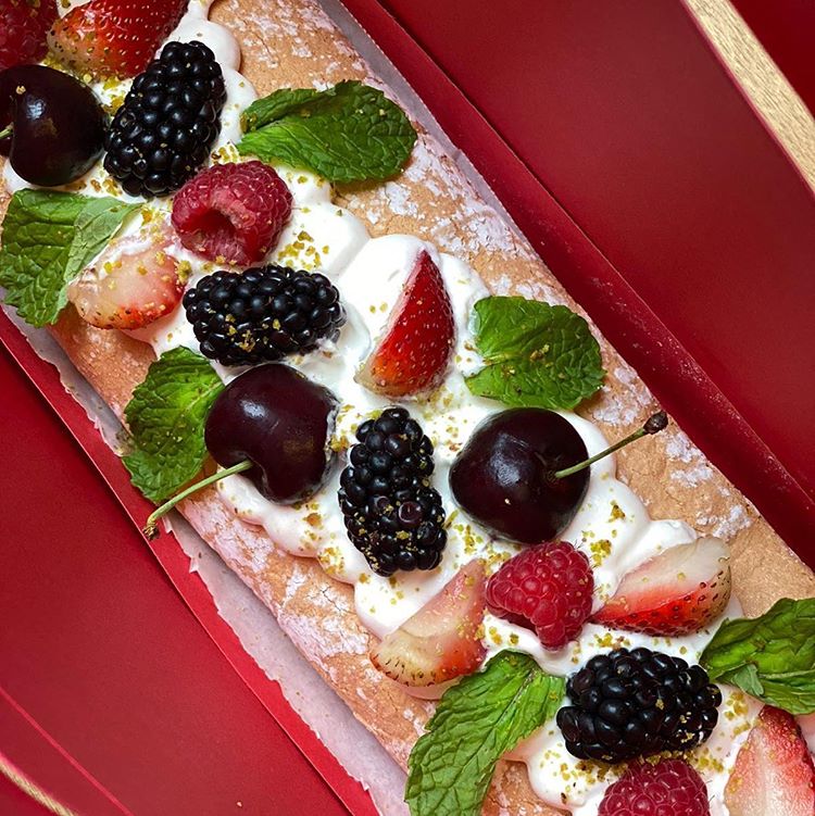 Berry Dream Pavlova Roll